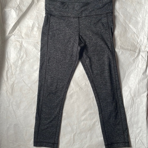 Under Armour mid rise capris in black and white - Picture 1 of 6